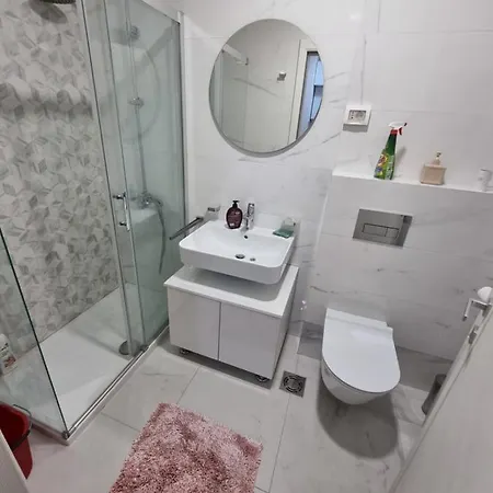 Regina Apartment *
